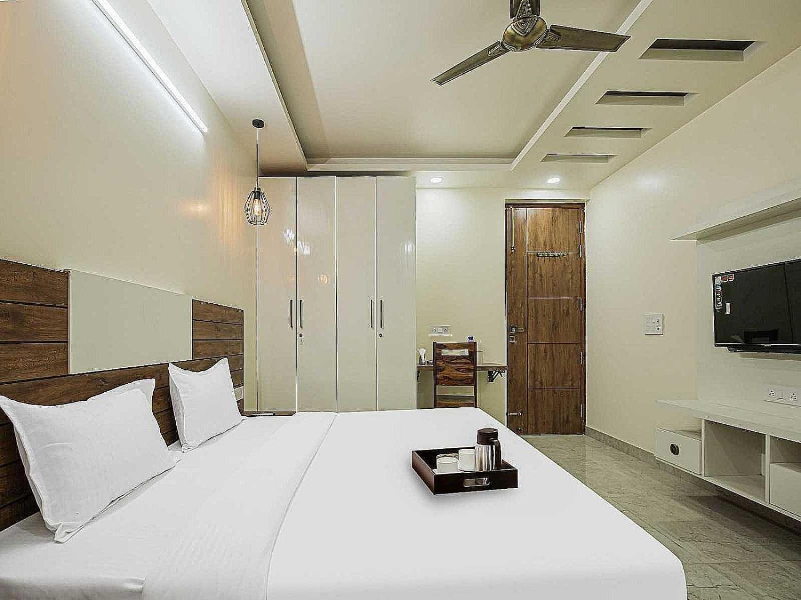 Hotel Maharaja Palace Ґурґаон Екстер'єр фото