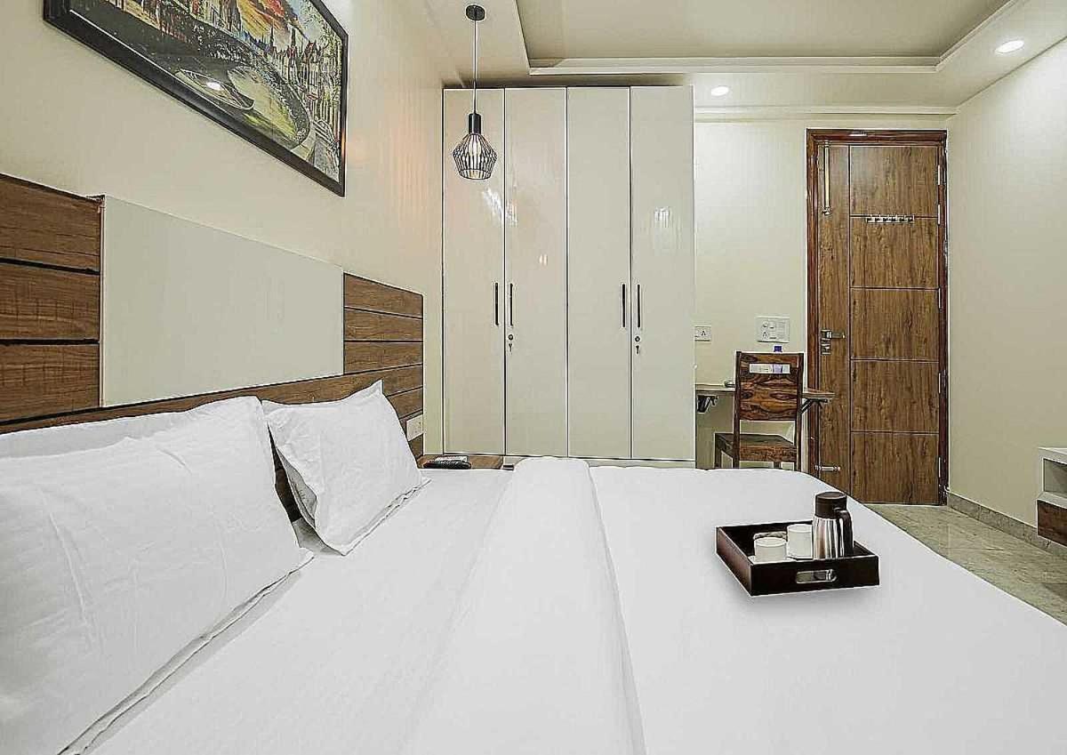 Hotel Maharaja Palace Ґурґаон Екстер'єр фото