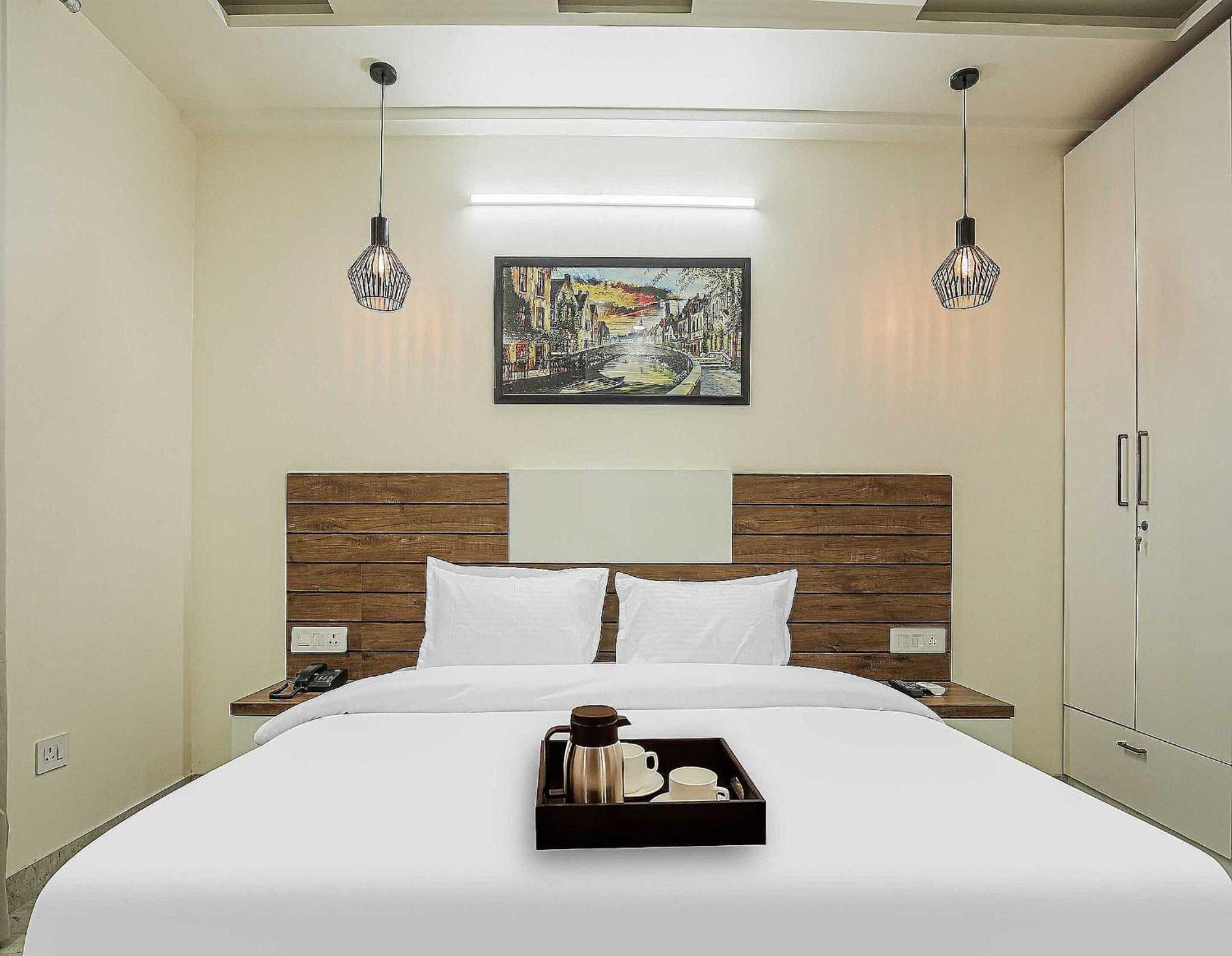 Hotel Maharaja Palace Ґурґаон Екстер'єр фото