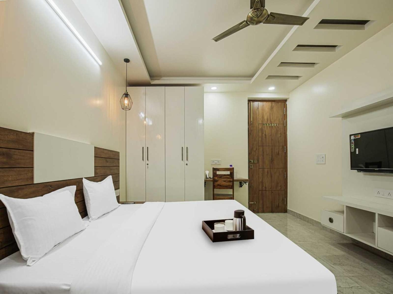 Hotel Maharaja Palace Ґурґаон Екстер'єр фото