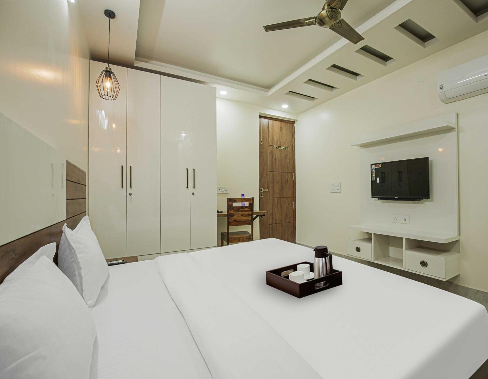 Hotel Maharaja Palace Ґурґаон Екстер'єр фото