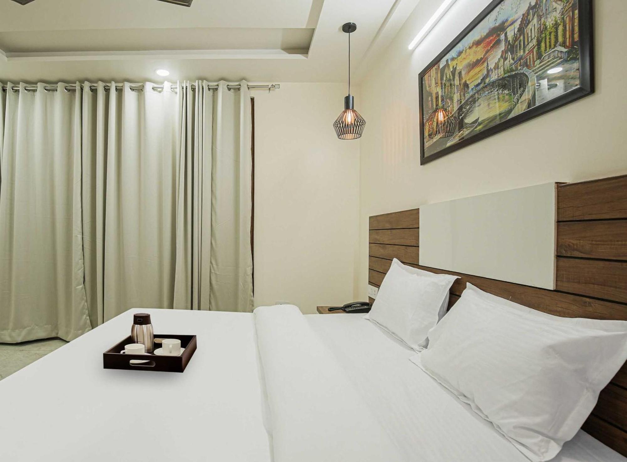 Hotel Maharaja Palace Ґурґаон Екстер'єр фото