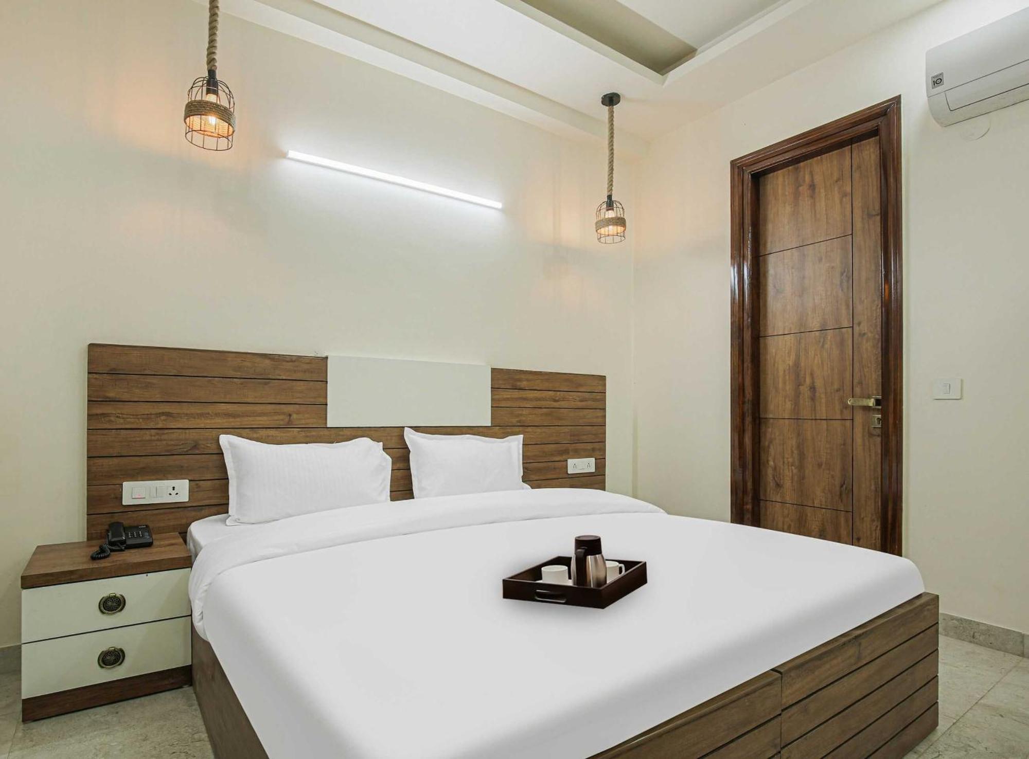 Hotel Maharaja Palace Ґурґаон Екстер'єр фото