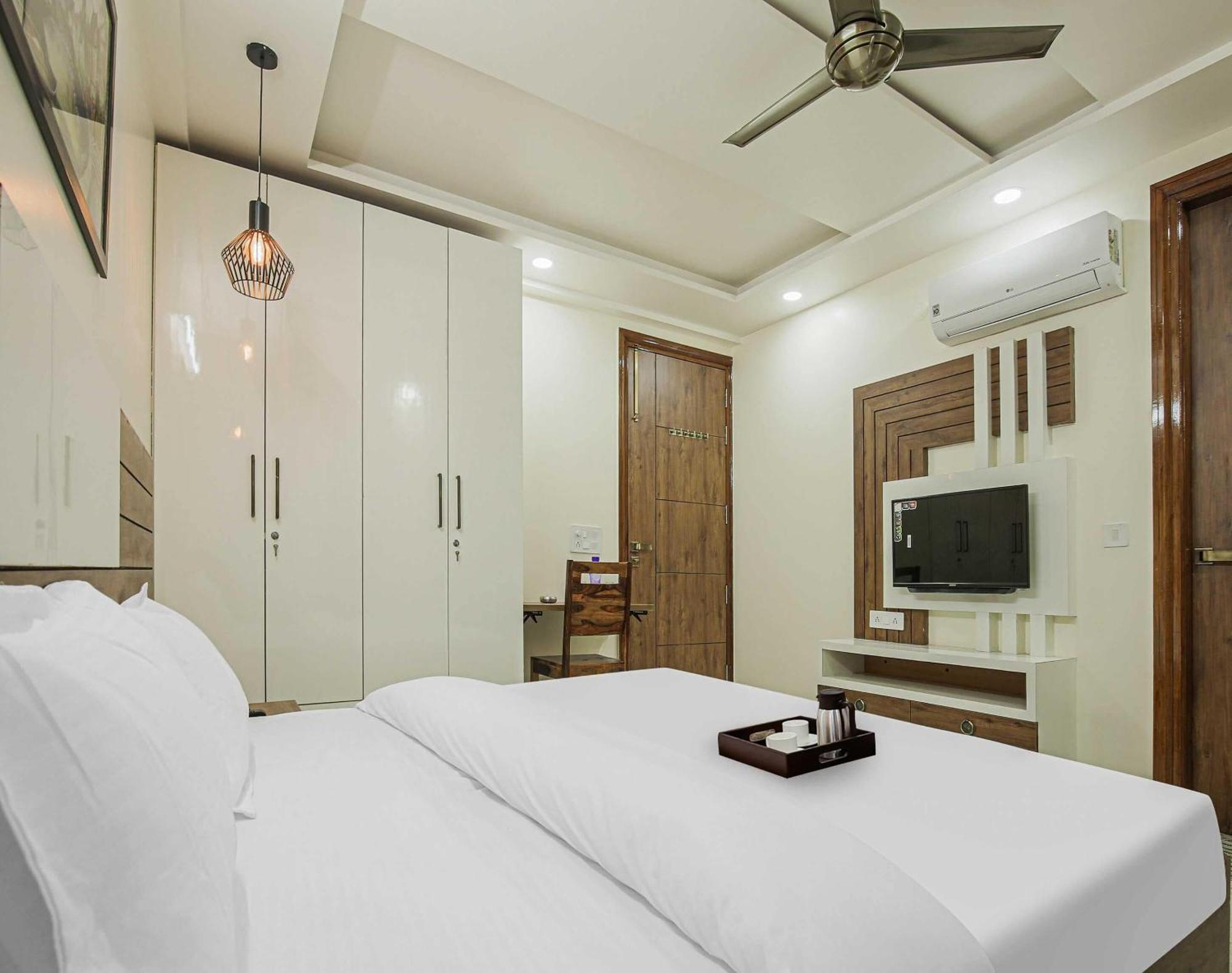 Hotel Maharaja Palace Ґурґаон Екстер'єр фото