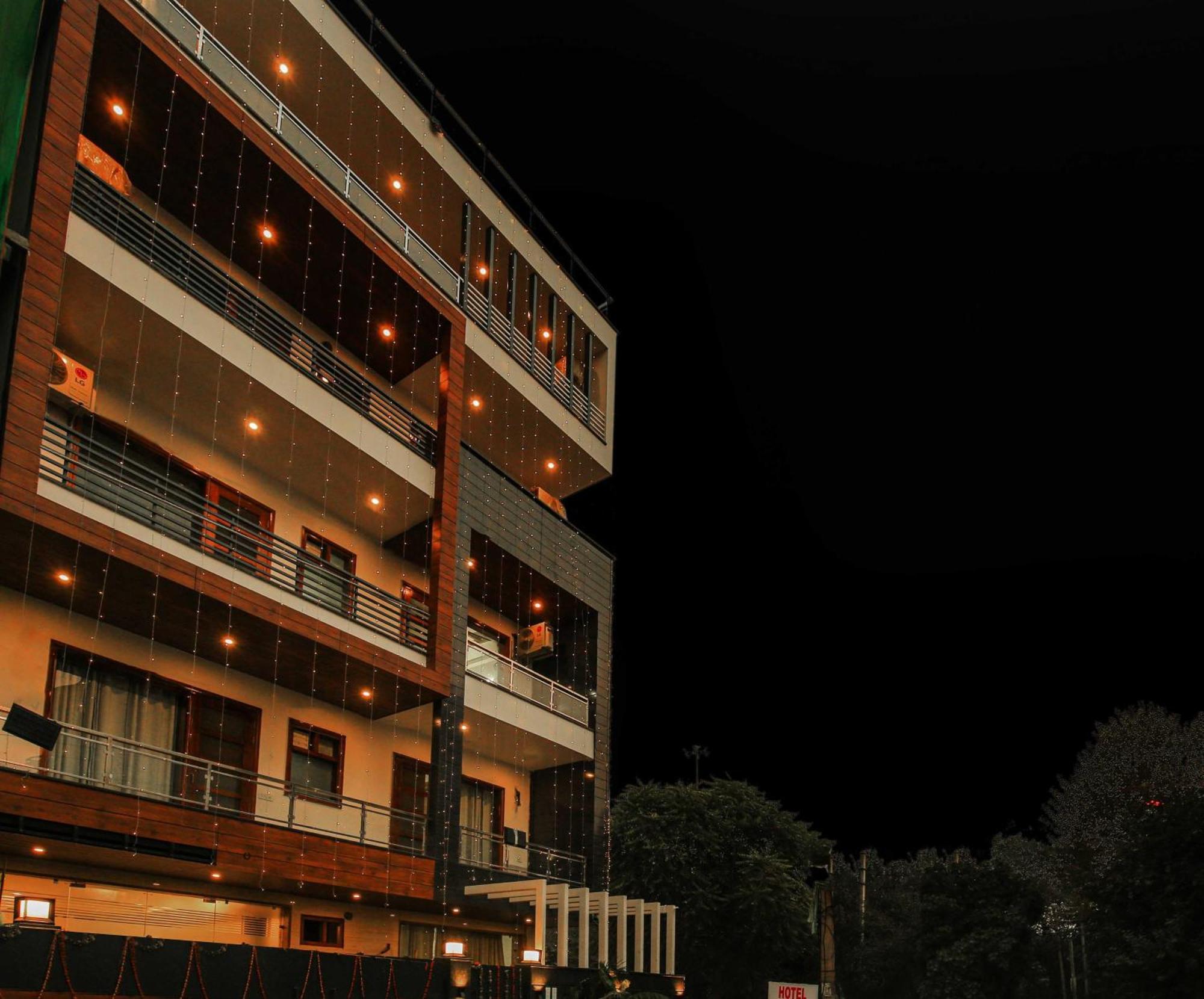 Hotel Maharaja Palace Ґурґаон Екстер'єр фото