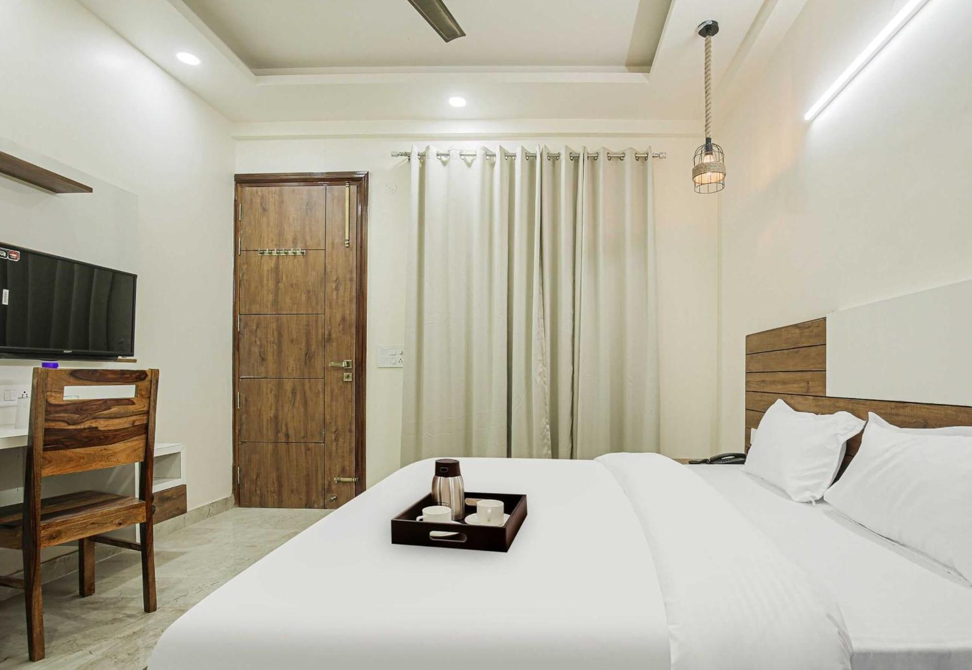 Hotel Maharaja Palace Ґурґаон Екстер'єр фото